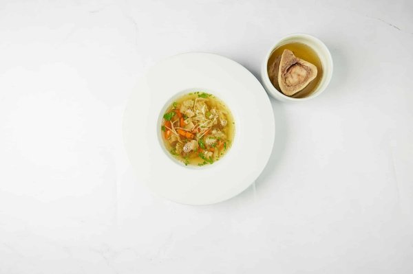 Qual è il modo migliore per fare un brodo di verdure fatto in casa per le zuppe?