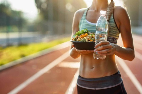 Come regolare la tua dieta per sostenere un allenamento intensivo di triathlon?